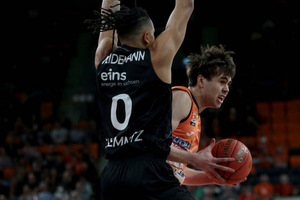 他凭借个人 他凭借个人