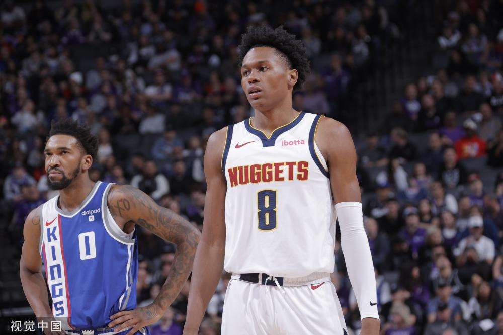 其儿子手捧 其儿子手捧