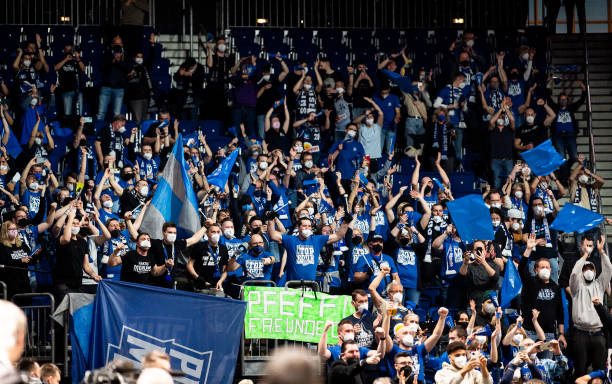 与球迷之间 与球迷之间